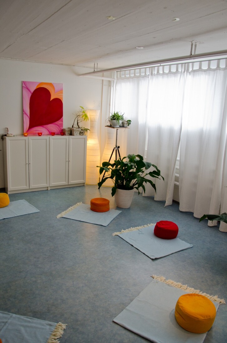 Blick in den Raum für Einstimmungsübungen zur Vorbereitung aufs Körperbezogene Ausdrucksmalen