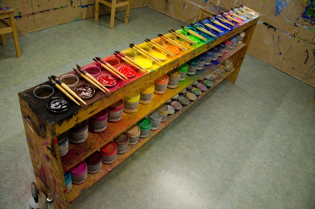 Malpalette mit kostbaren Lascaux Farben und wunderbar weichen Pinseln im Malatelier