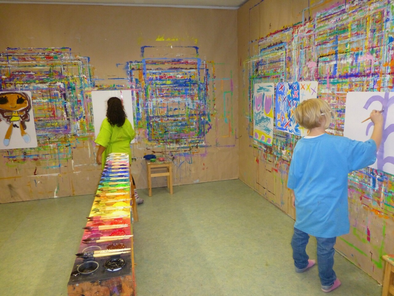 Schulkinder beim Malen im Malatelier
