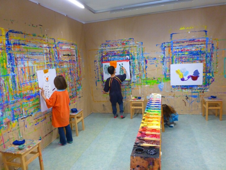 Kinder beim Malen im Malatelier