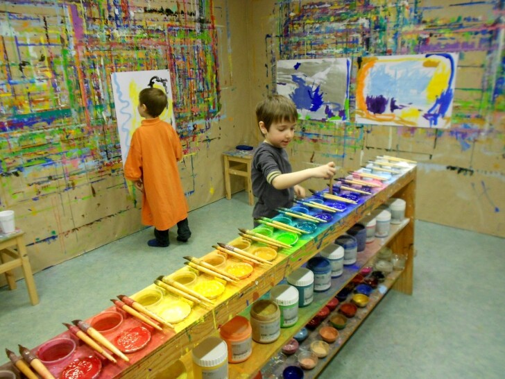 Vorschulkinder beim Malen im Malatelier