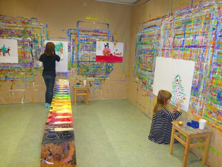Schulkinder beim Malen im Malatelier